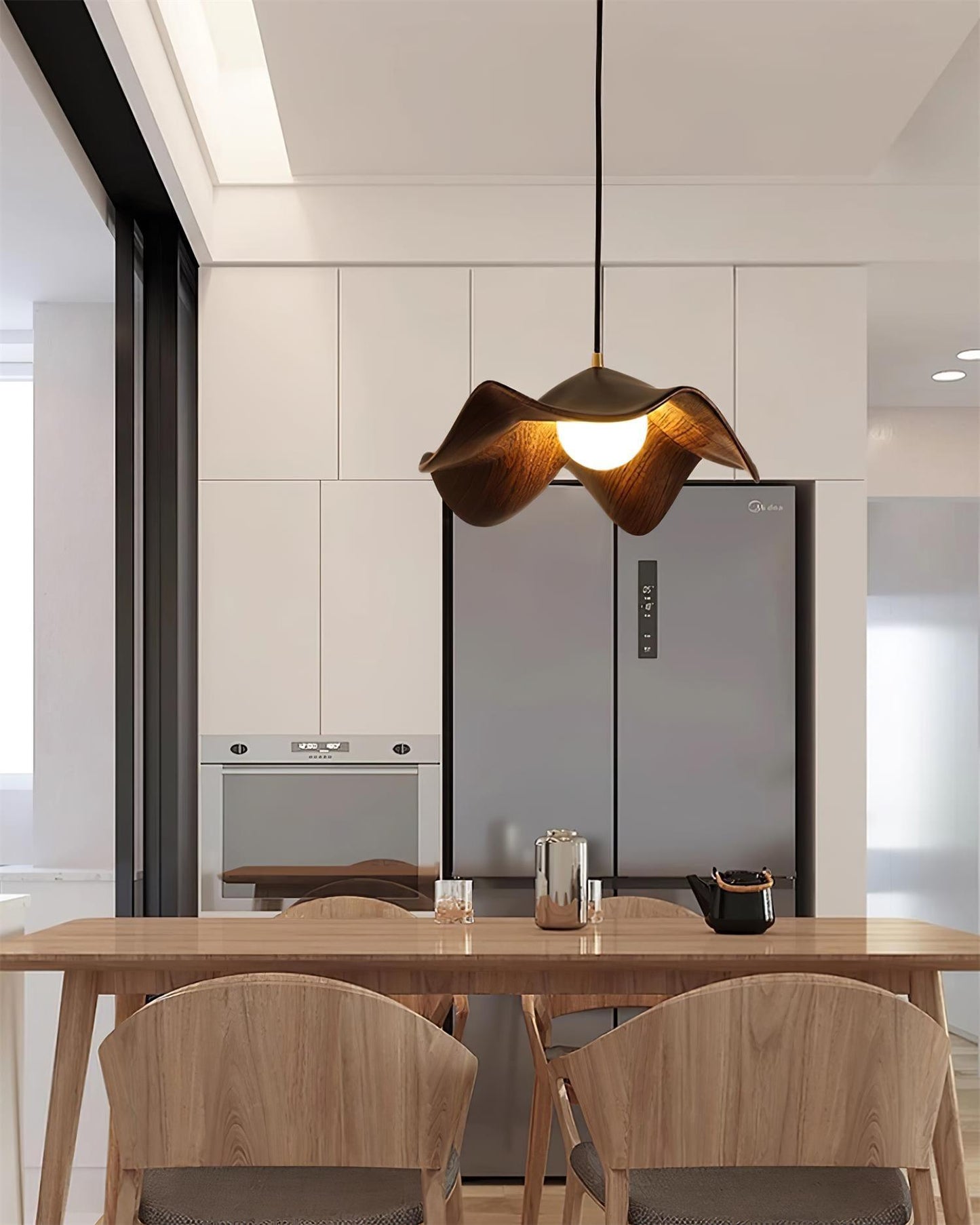 "Elegante ElementBois hanglamp van hout en hars met lotus ontwerp, straalt warme verlichting uit, ideaal voor elke ruimte."