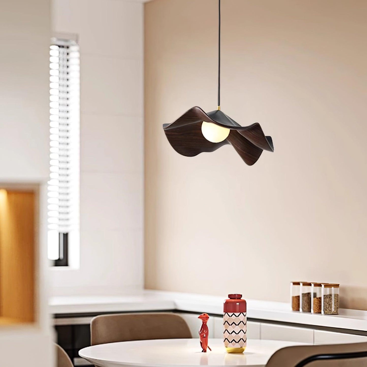 "Elegante ElementBois hanglamp van hout en hars met lotus ontwerp, straalt warme verlichting uit, ideaal voor elke ruimte."
