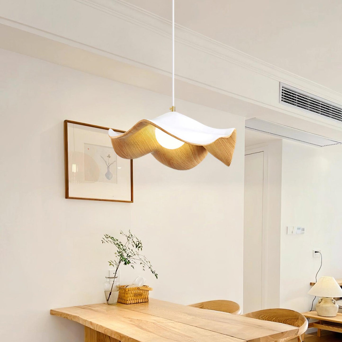 "Elegante ElementBois hanglamp van hout en hars met lotus ontwerp, straalt warme verlichting uit, ideaal voor elke ruimte."