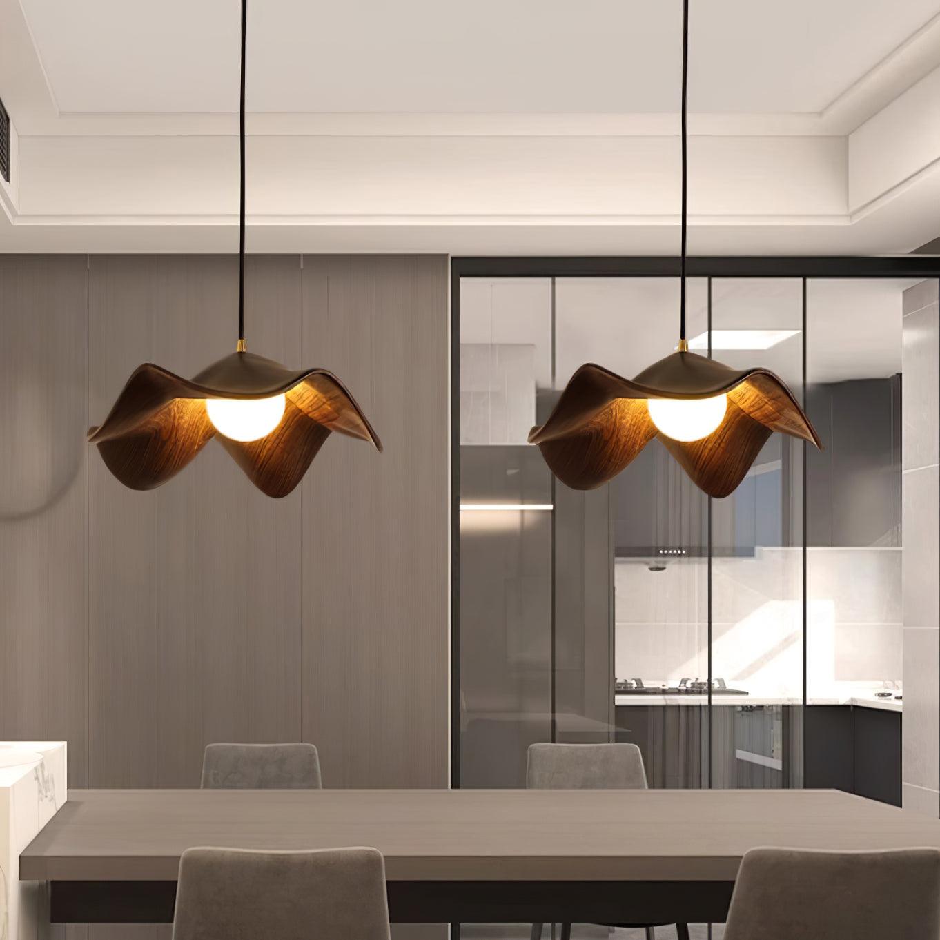 "Elegante ElementBois hanglamp van hout en hars met lotus ontwerp, straalt warme verlichting uit, ideaal voor elke ruimte."