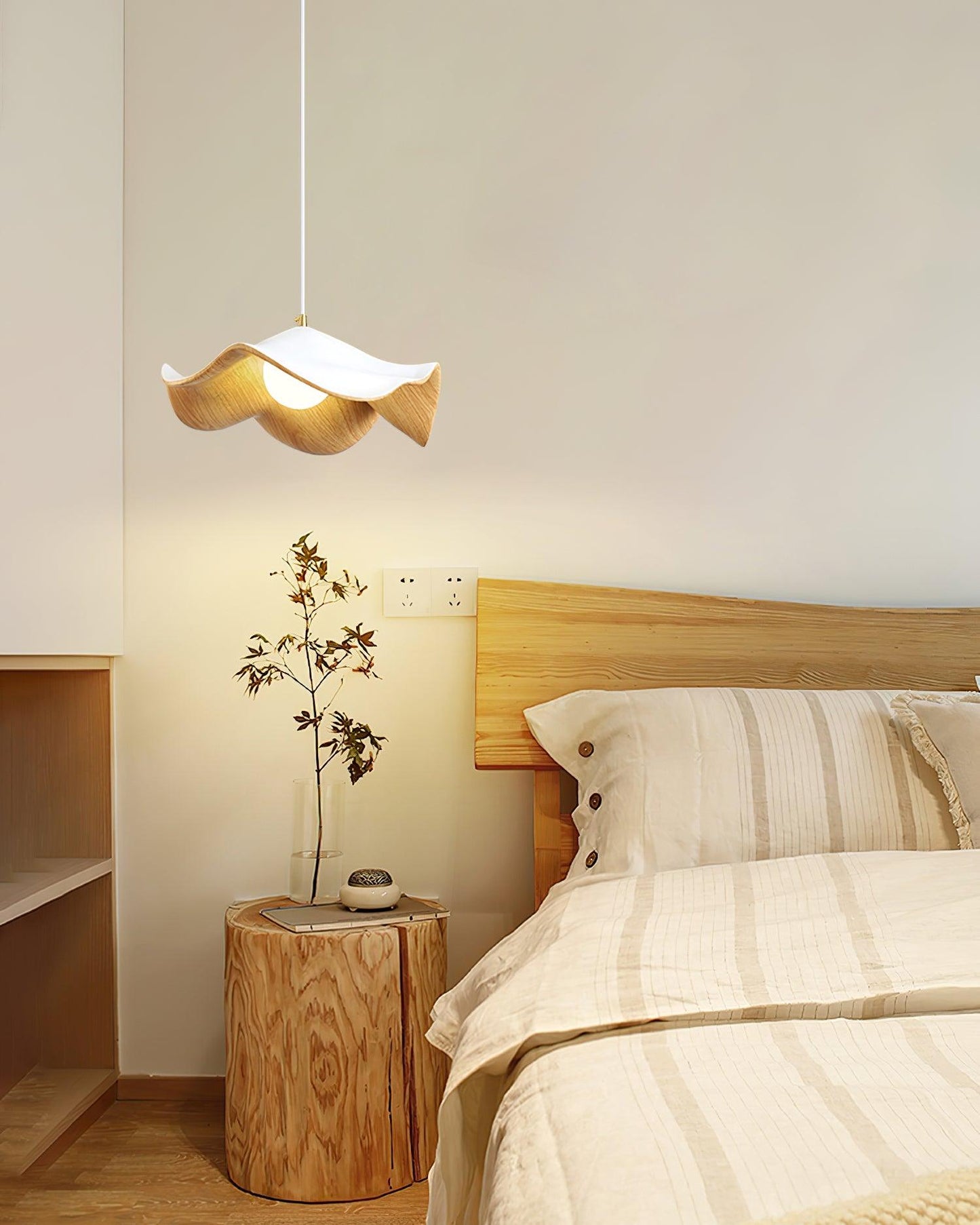 "Elegante ElementBois hanglamp van hout en hars met lotus ontwerp, straalt warme verlichting uit, ideaal voor elke ruimte."
