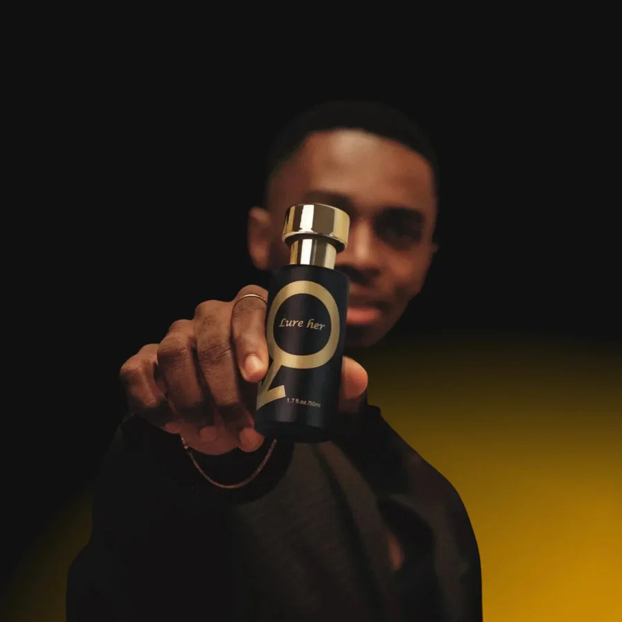 "Elegante fles Lure Her feromonen eau de parfum voor mannen, met krachtige en subtiele geur die aantrekkingskracht bevordert.