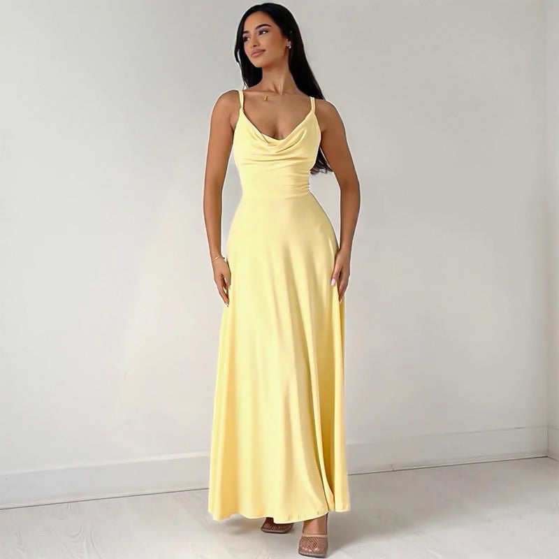 "Elegante getailleerde maxi-jurk van gerecycled polyester met V-hals en hoge taille, ideaal voor elke gelegenheid."