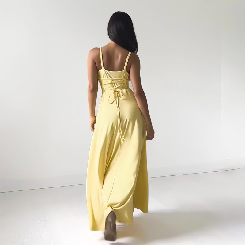 "Elegante getailleerde maxi-jurk van gerecycled polyester met V-hals en hoge taille, ideaal voor elke gelegenheid."