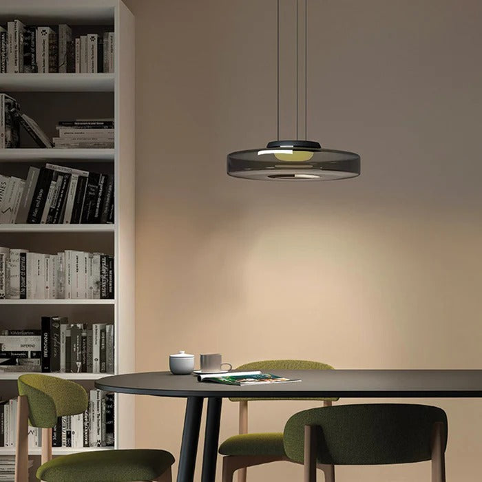 "Elegante glaspendellamp in Bauhaus-stijl, verstelbare LED-hanglamp, warm wit licht, modern design voor binnenshuis."