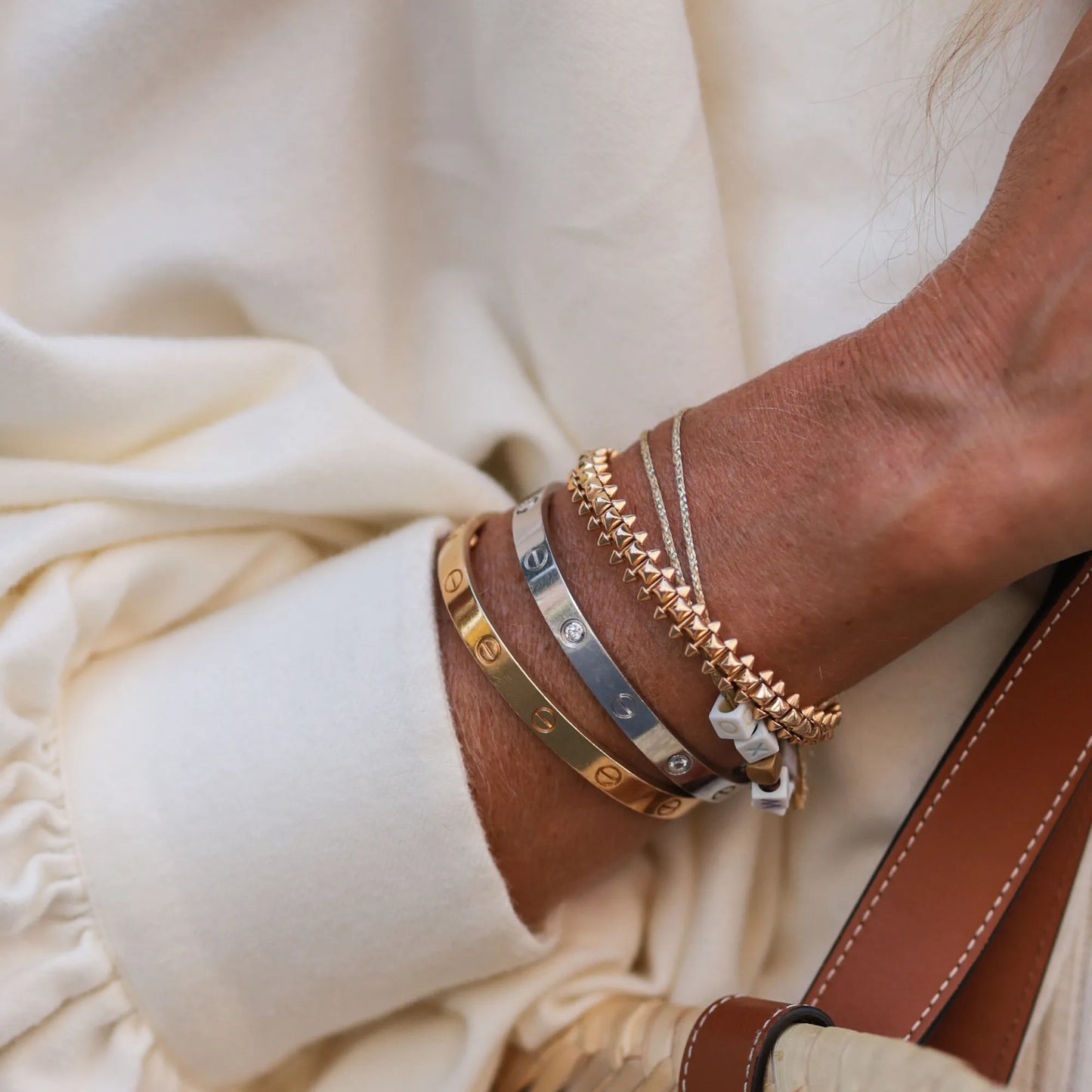 "Elegante gouden armband met tijdloos design en schroefdetails, een verfijnd en luxueus accessoire voor elke gelegenheid."