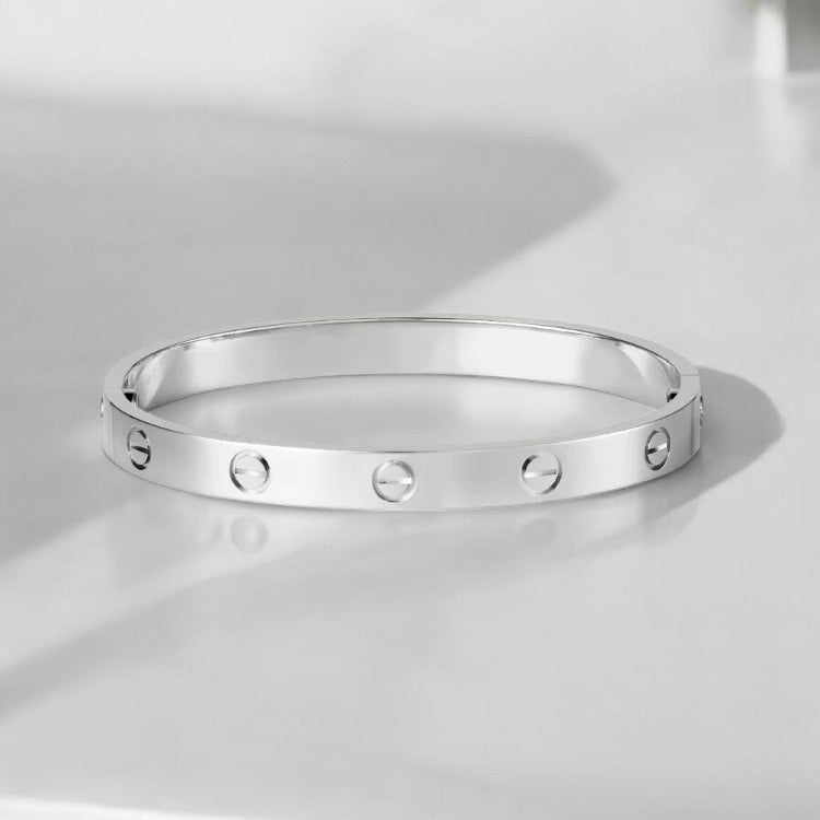 "Elegante gouden armband met tijdloos design en schroefdetails, een verfijnd en luxueus accessoire voor elke gelegenheid."