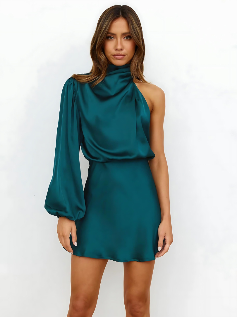 "Elegante groene satijnen minijurk met one-shoulder design, asymmetrische stijl voor glamoureuze look en perfecte pasvorm."