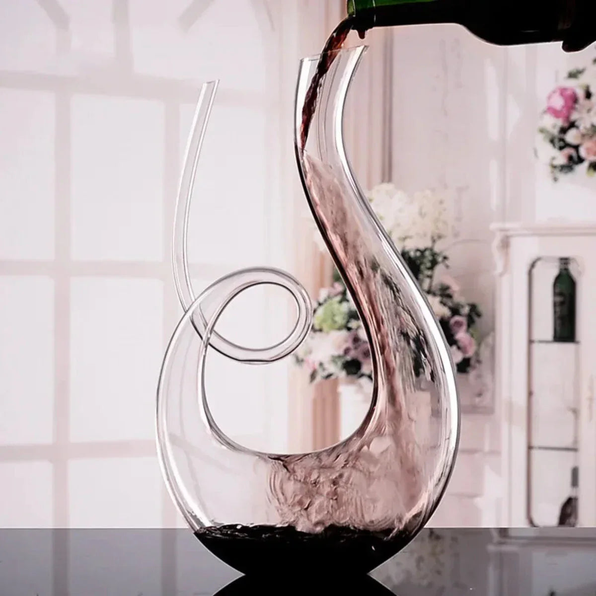 "Elegante handgemaakte wijnkaraf van loodvrij kristal, perfect voor optimale zuurstofvoorziening en smaakontwikkeling."