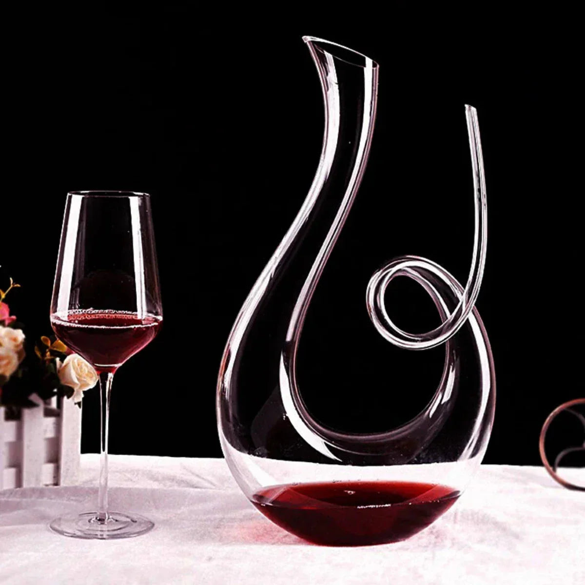"Elegante handgemaakte wijnkaraf van loodvrij kristal, perfect voor optimale zuurstofvoorziening en smaakontwikkeling."