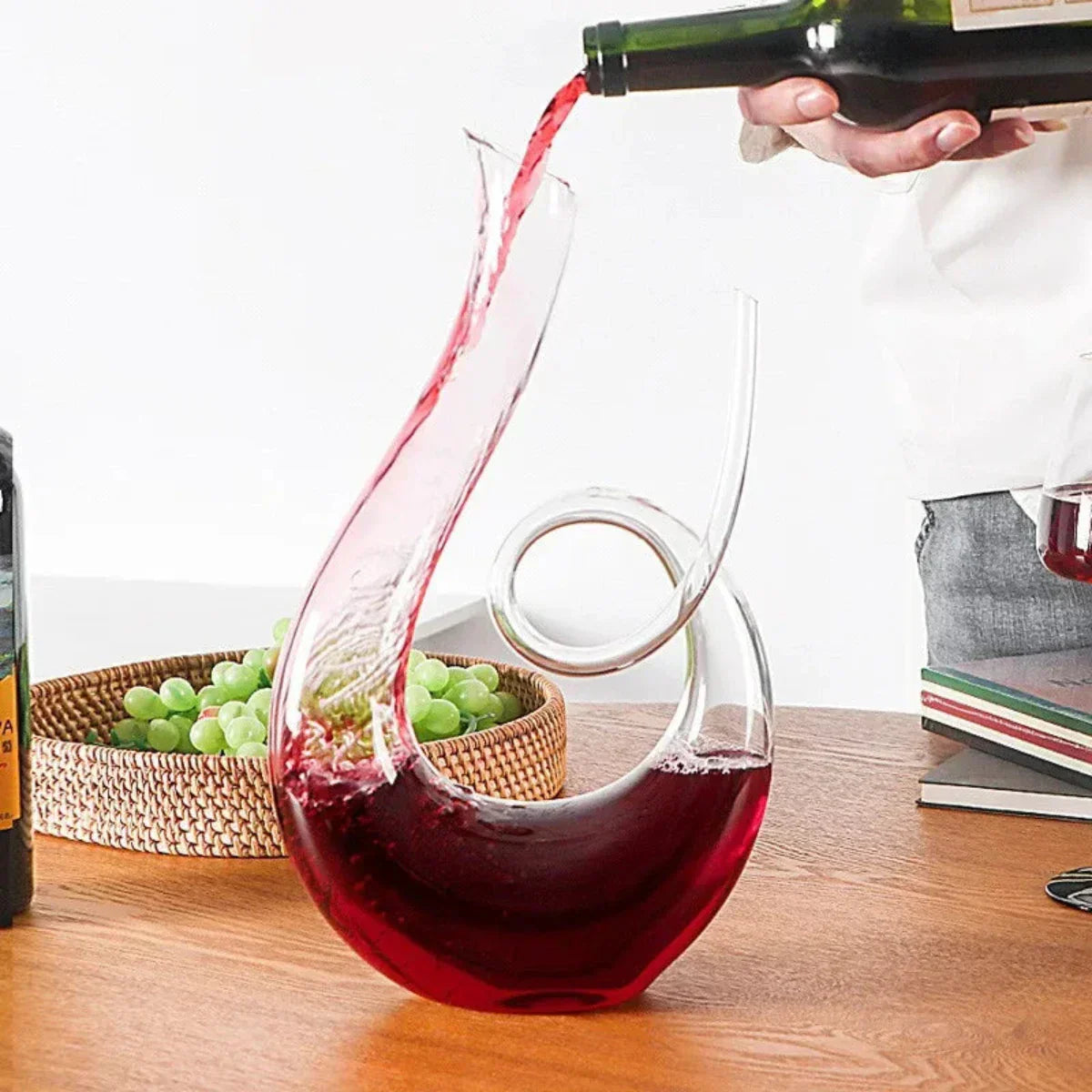 "Elegante handgemaakte wijnkaraf van loodvrij kristal, perfect voor optimale zuurstofvoorziening en smaakontwikkeling."