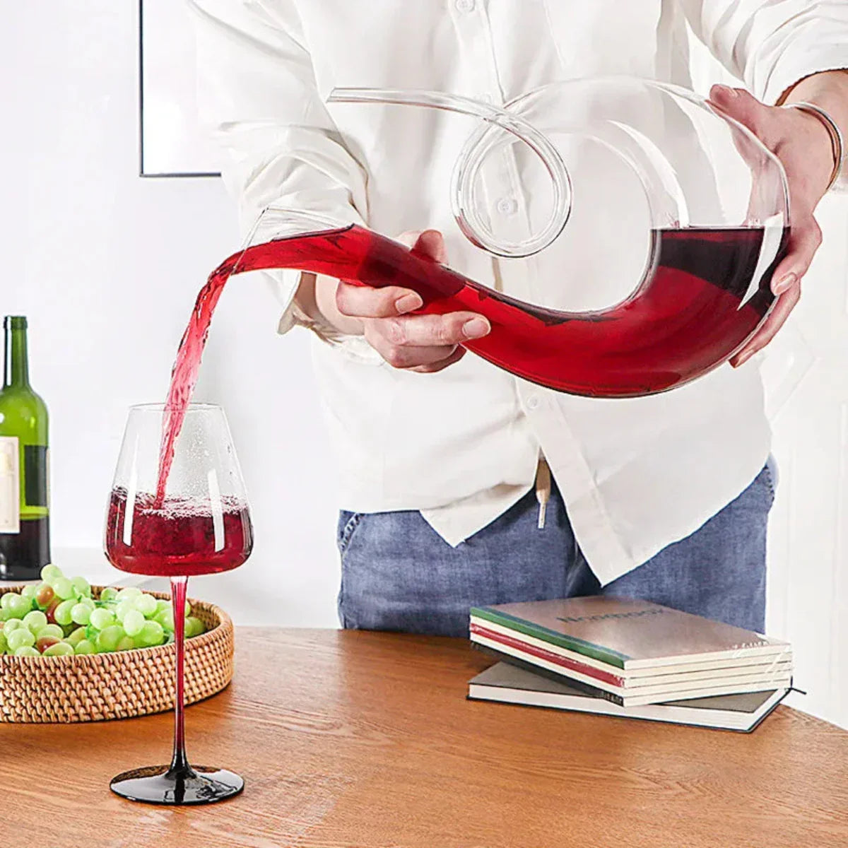 "Elegante handgemaakte wijnkaraf van loodvrij kristal, perfect voor optimale zuurstofvoorziening en smaakontwikkeling."