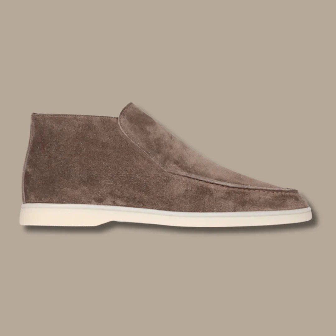 "Elegante heren suède loafers, bruin, duurzame en comfortabele pasvorm, tijdloze stijl voor elk seizoen, close-up aanzicht."