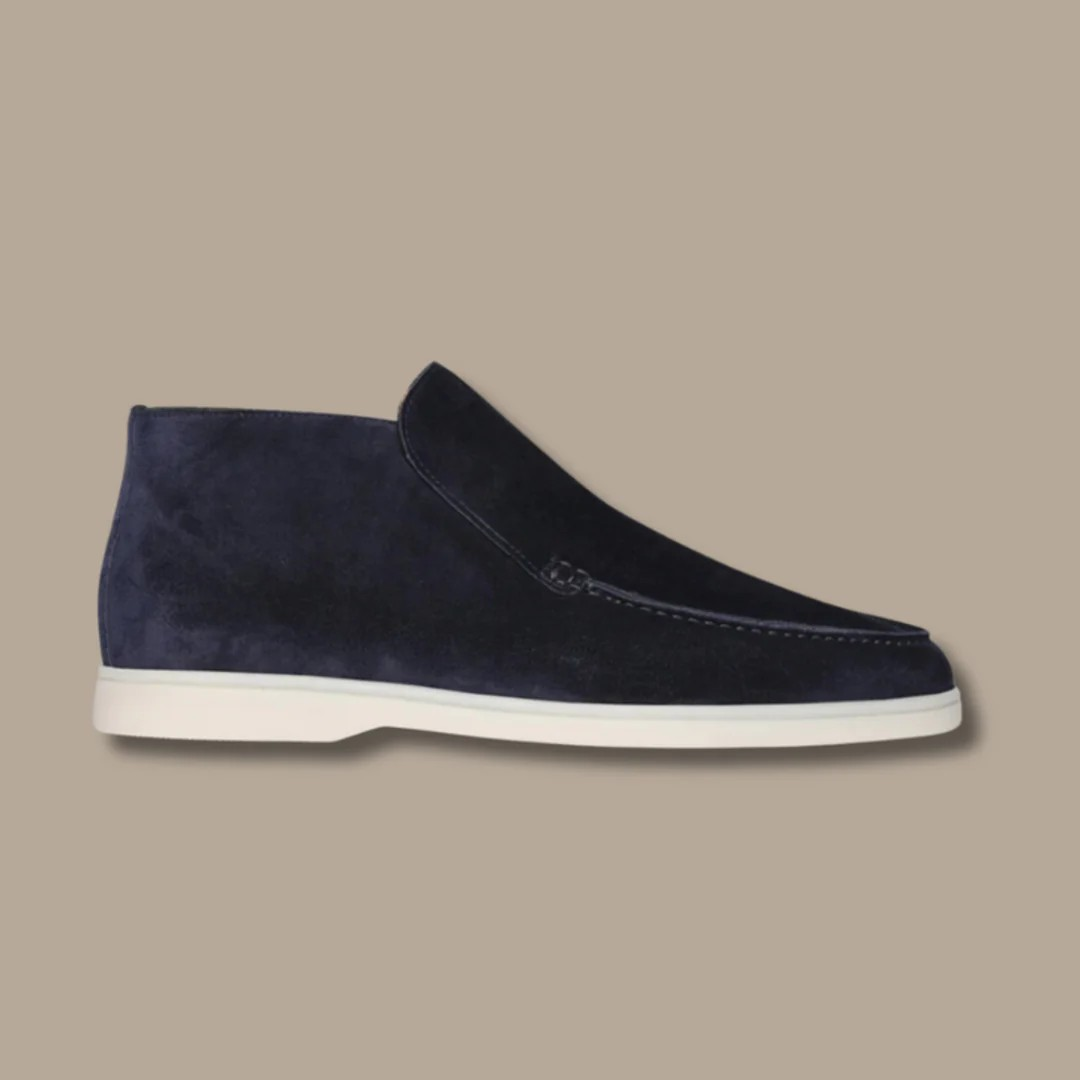"Elegante heren suède loafers, bruin, duurzame en comfortabele pasvorm, tijdloze stijl voor elk seizoen, close-up aanzicht."