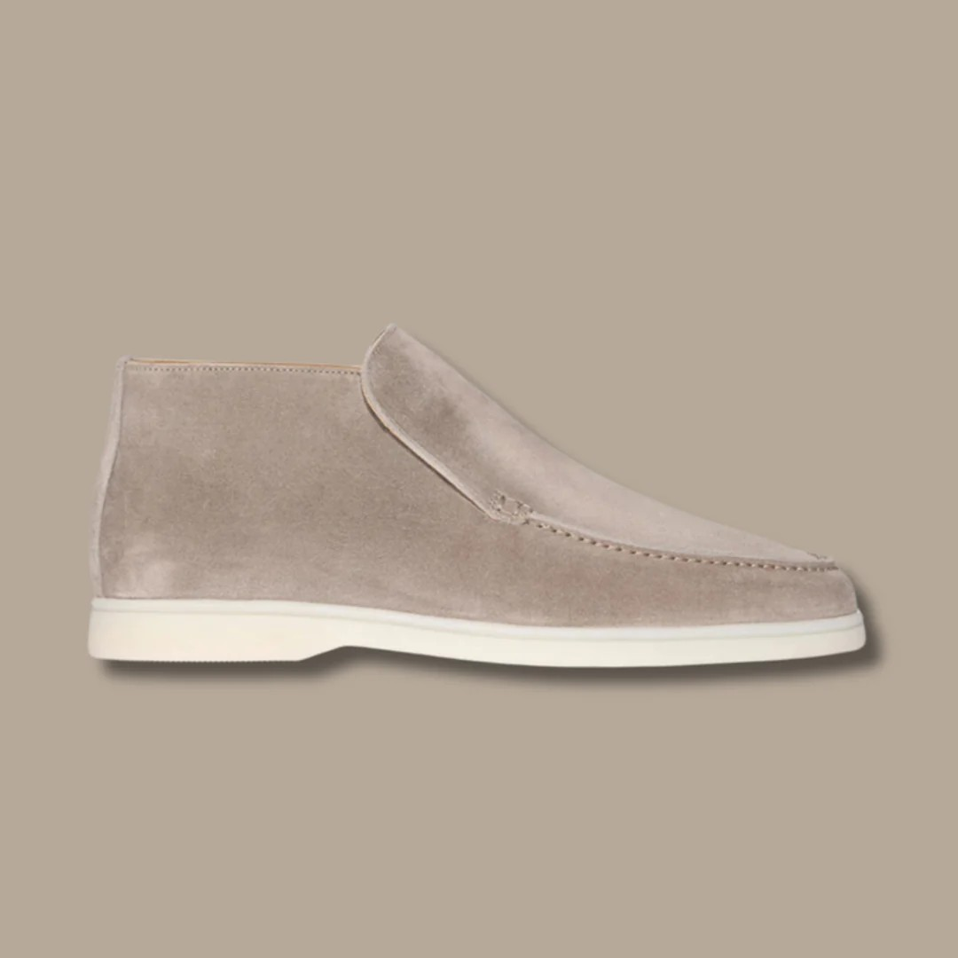 "Elegante heren suède loafers, bruin, duurzame en comfortabele pasvorm, tijdloze stijl voor elk seizoen, close-up aanzicht."
