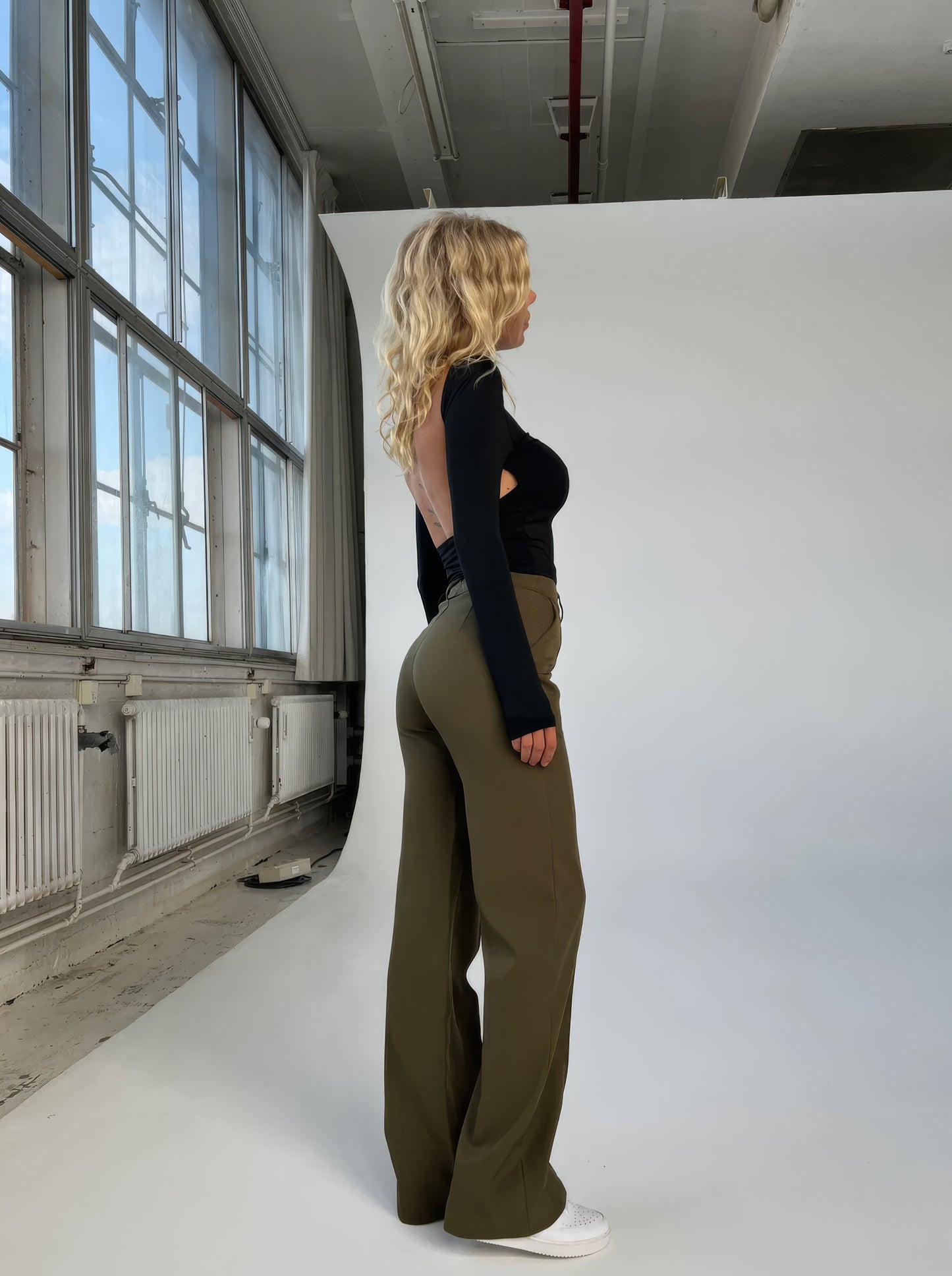 Elegante high-waist pantalon dames met rechte pijpen, zachte stretchstof, blinde ritssluiting; modieus en comfortabel.