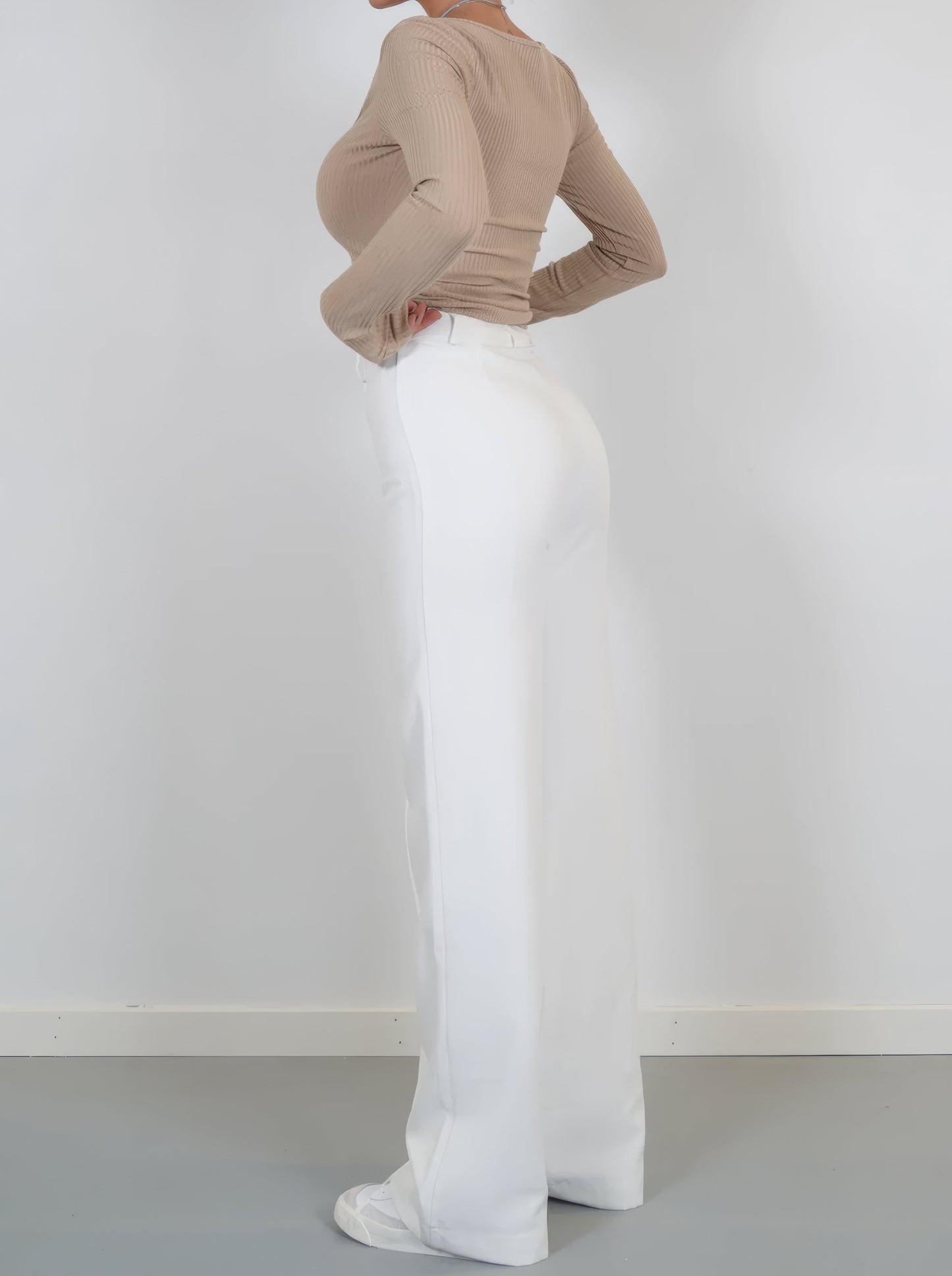 Elegante high-waist pantalon dames met rechte pijpen, zachte stretchstof, blinde ritssluiting; modieus en comfortabel.