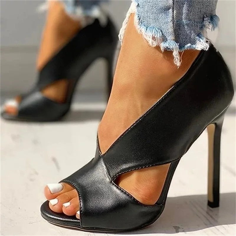 Elegante hoge hak sandalen met open teen en moderne cutout details; slank silhouet, ideaal voor chic evenement.