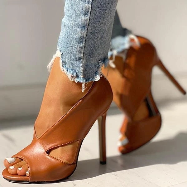 Elegante hoge hak sandalen met open teen en moderne cutout details; slank silhouet, ideaal voor chic evenement.