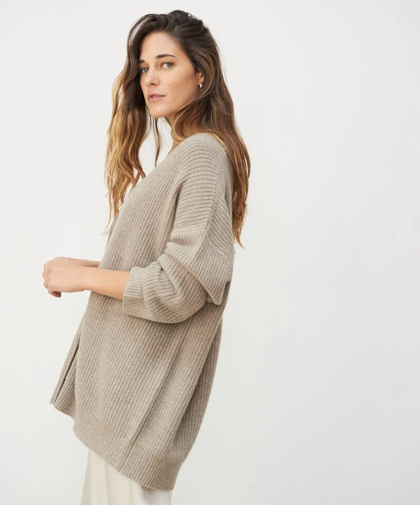 "Elegante kasjmier cardigan met lange mouwen, V-hals en open voorkant, ideaal voor herfst/winter. Stijlvol en tijdloos ontwer