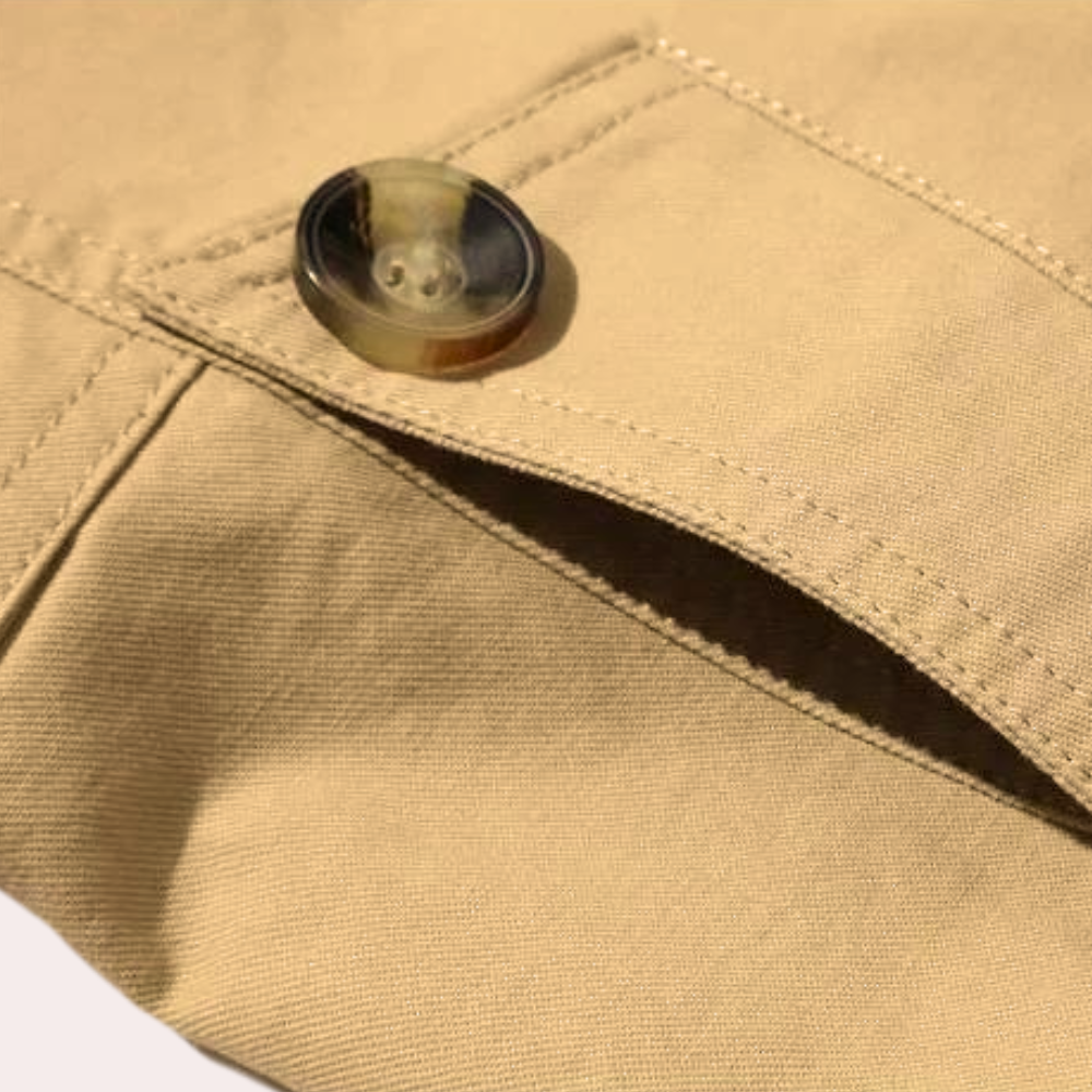 "Elegante khaki trenchcoat heren, klassiek design, geschikt voor lente en herfst, stijlvolle herenjas, modieuze keuze"