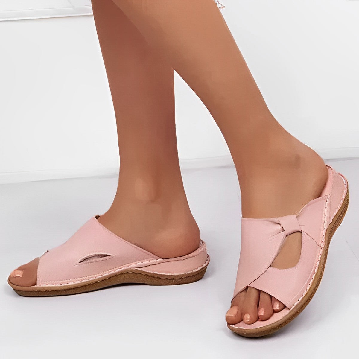 "Elegante lederen orthopedische dames sandalen met ergonomische pasvorm en slip-on design, perfect voor dagelijks gebruik."
