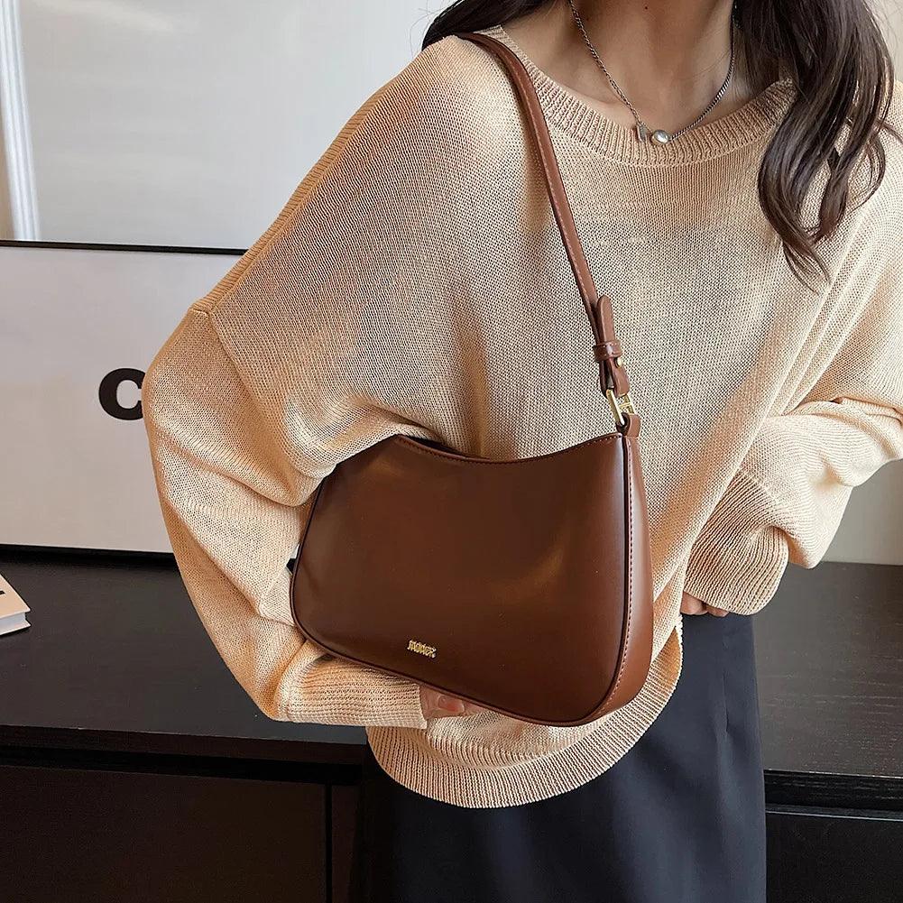 "Elegante leren dames schoudertas Lucja in wijnrood, met verstelbare strap, geschikt voor elke stijlvolle outfit."