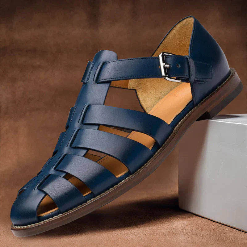 "Elegante leren herensandalen, bruine kleur, verstelbare bandjes, en rubberen antislipzool voor comfort en stijl."
