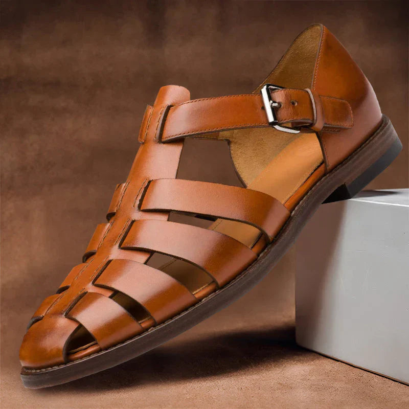 "Elegante leren herensandalen, bruine kleur, verstelbare bandjes, en rubberen antislipzool voor comfort en stijl."