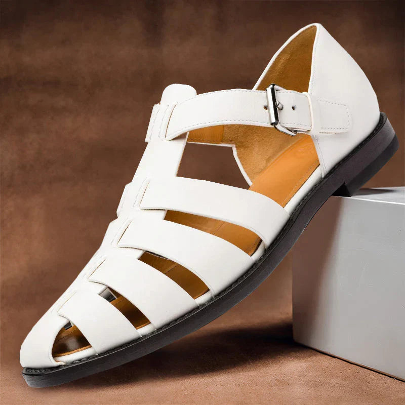 "Elegante leren herensandalen, bruine kleur, verstelbare bandjes, en rubberen antislipzool voor comfort en stijl."