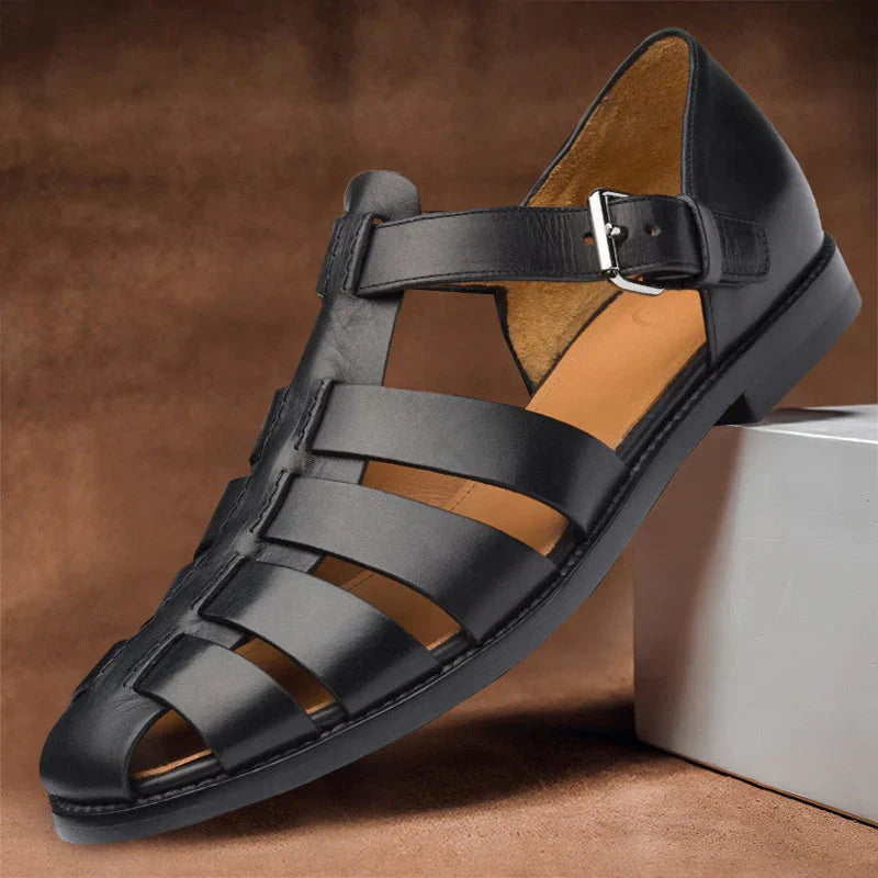 "Elegante leren herensandalen, bruine kleur, verstelbare bandjes, en rubberen antislipzool voor comfort en stijl."