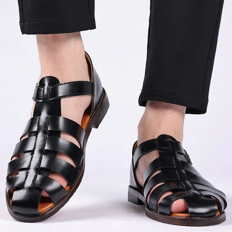"Elegante leren herensandalen, bruine kleur, verstelbare bandjes, en rubberen antislipzool voor comfort en stijl."