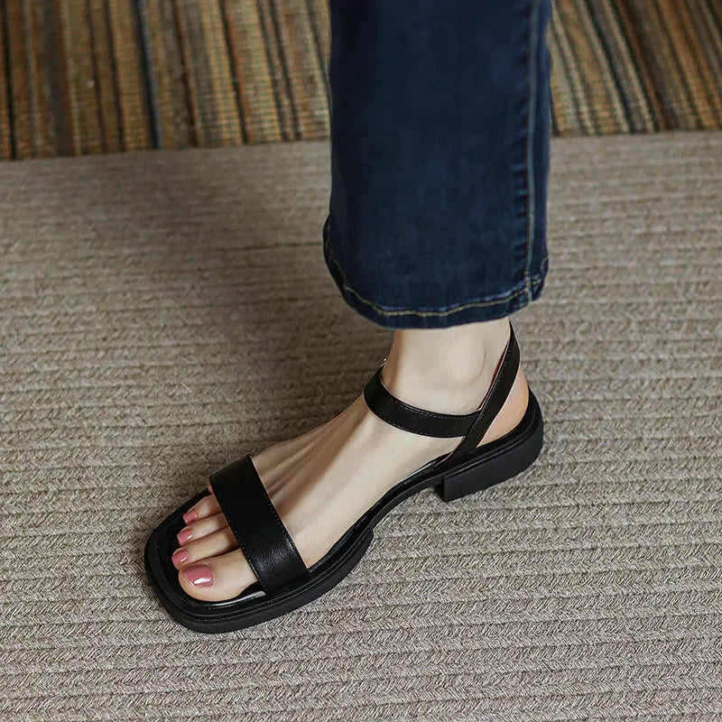 Elegante leren sandalen voor vrouwen, minimalistisch design in beige, kastanjebruin en zwart; comfort voor elke gelegenheid.