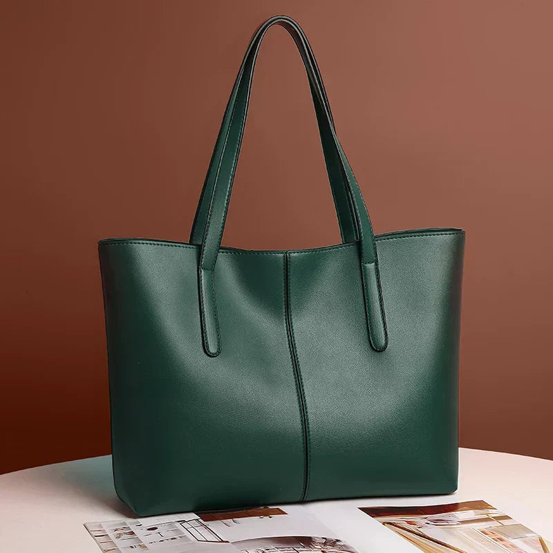 Elegante leren schoudertas in rood, met verstelbare riem en ruim interieur, perfect voor dagelijkse organisatie en stijl.