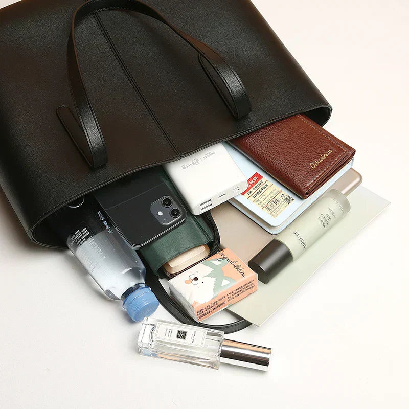 Elegante leren schoudertas in rood, met verstelbare riem en ruim interieur, perfect voor dagelijkse organisatie en stijl.