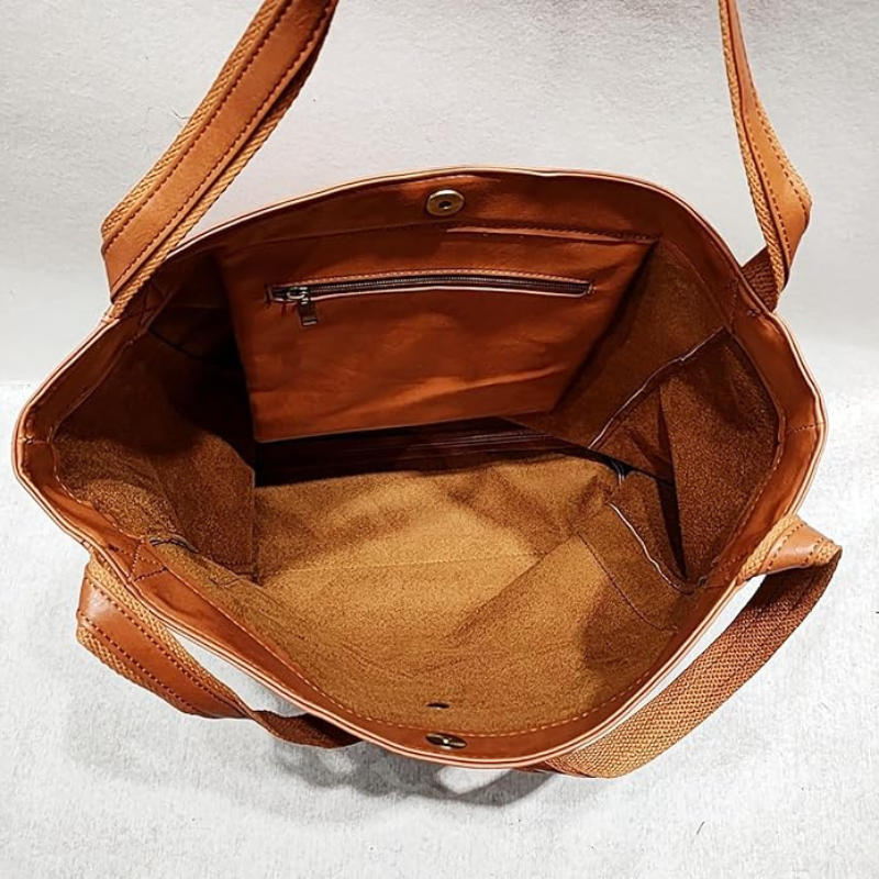 Elegante, leren tas voor dames, chique uitstraling, vlekbestendig interieur, perfecte toevoeging aan elke garderobe.