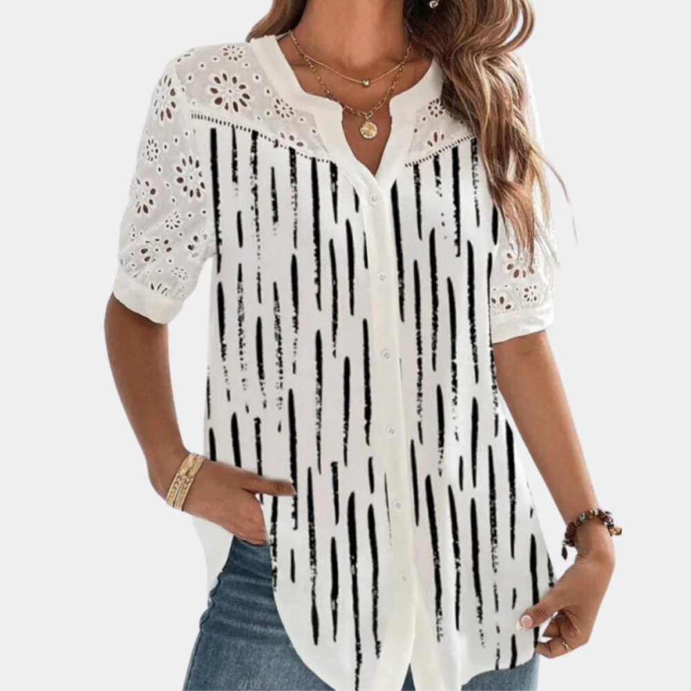 "Elegante lichtblauwe damestop met korte mouwen, kanten detail en losse pasvorm, ideaal voor zomerdagen."