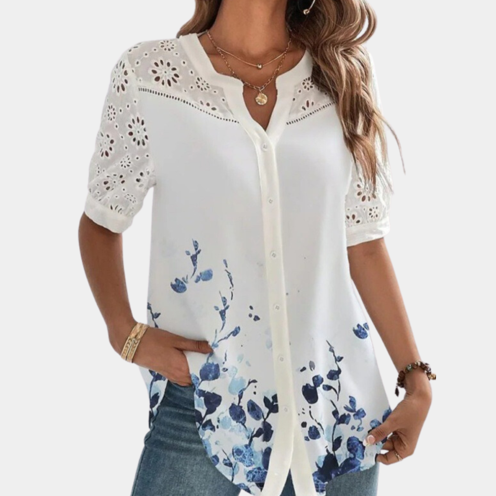 "Elegante lichtblauwe damestop met korte mouwen, kanten detail en losse pasvorm, ideaal voor zomerdagen."
