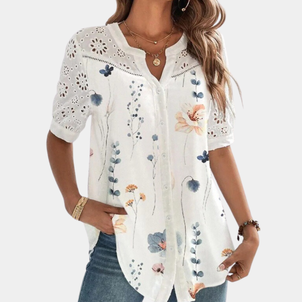 "Elegante lichtblauwe damestop met korte mouwen, kanten detail en losse pasvorm, ideaal voor zomerdagen."