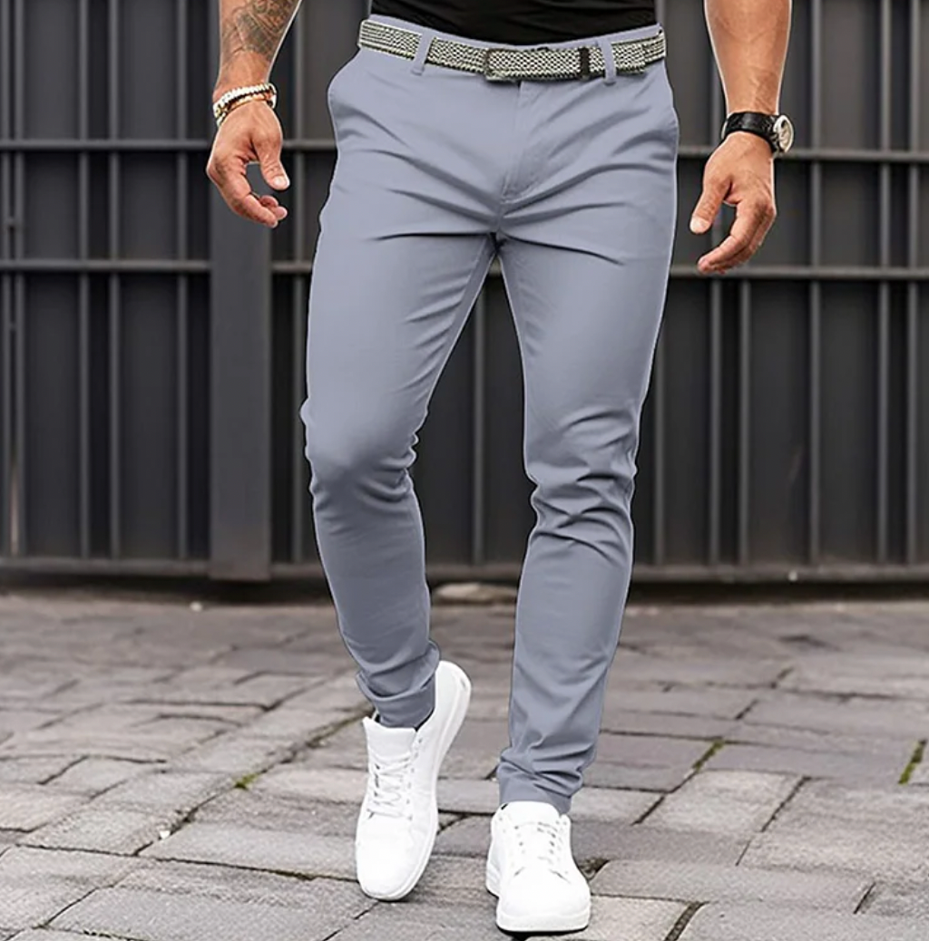 Elegante lichtblauwe heren zomerbroek, tijdloze stijl, luchtig en comfortabel, ideaal voor casual en formele gelegenheden.