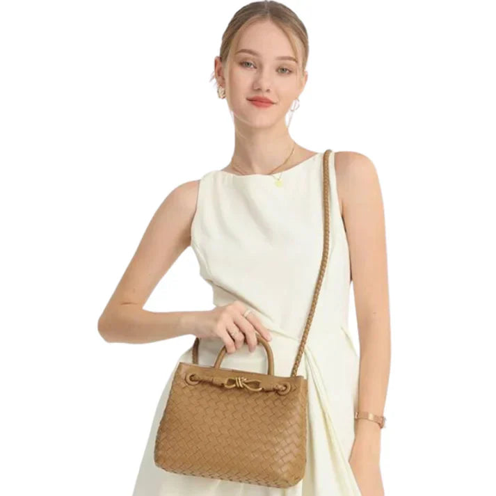 "Elegante Lucia schoudertas in beige, met duurzaam ontwerp en ruim interieur, stijlvolle keuze voor dames."