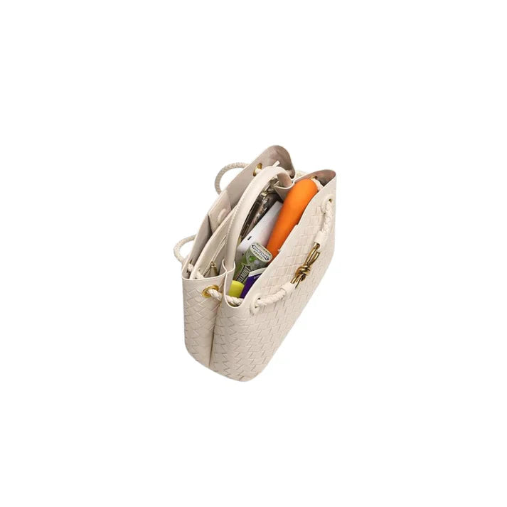 "Elegante Lucia schoudertas in beige, met duurzaam ontwerp en ruim interieur, stijlvolle keuze voor dames."