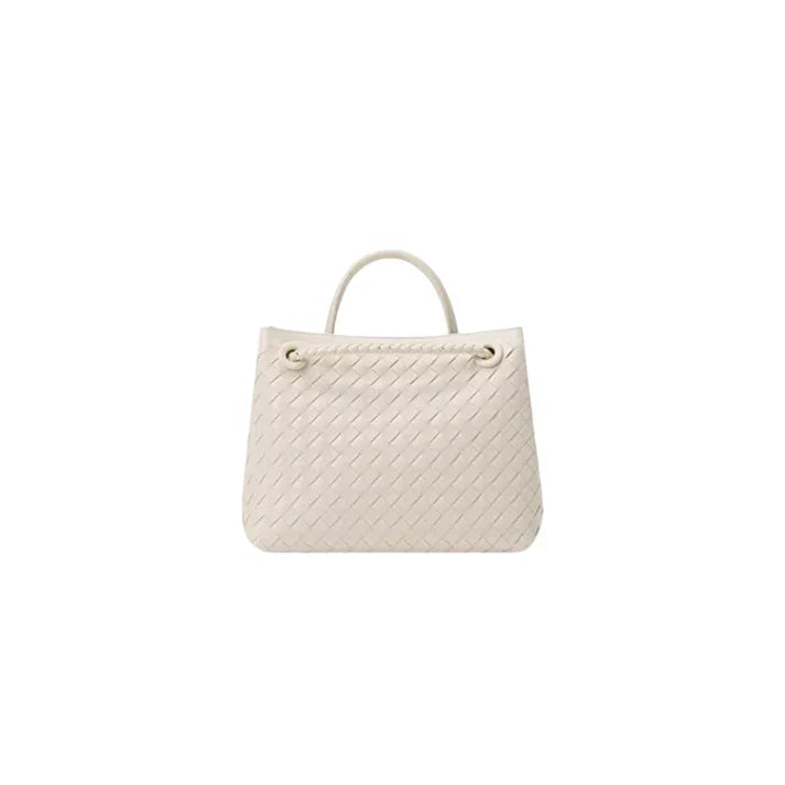 "Elegante Lucia schoudertas in beige, met duurzaam ontwerp en ruim interieur, stijlvolle keuze voor dames."