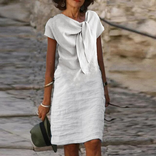 "Elegante midi-jurk met strikdetail, zomers, luchtige stof en lichte taillering. Perfect voor feesten en zomerse uitstapjes."