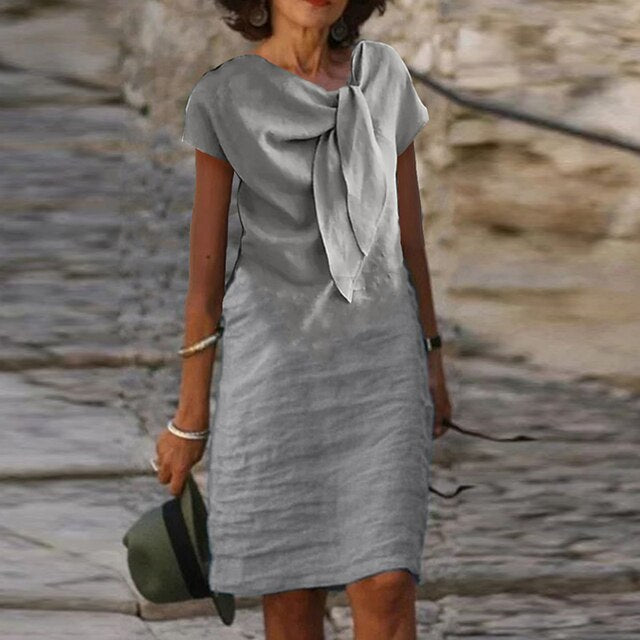 "Elegante midi-jurk met strikdetail, zomers, luchtige stof en lichte taillering. Perfect voor feesten en zomerse uitstapjes."