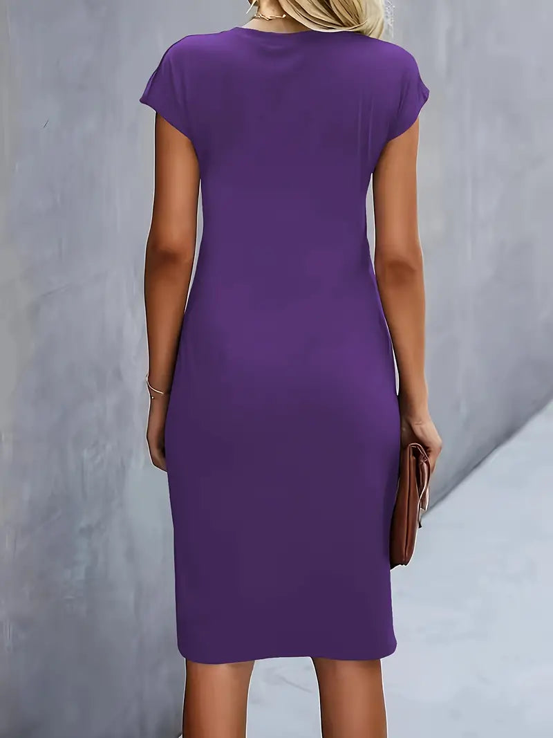 "Elegante midi jurk met zachte stof en asymmetrische plooien, capmouwtjes, geschikt voor zakelijke en casual gelegenheden."