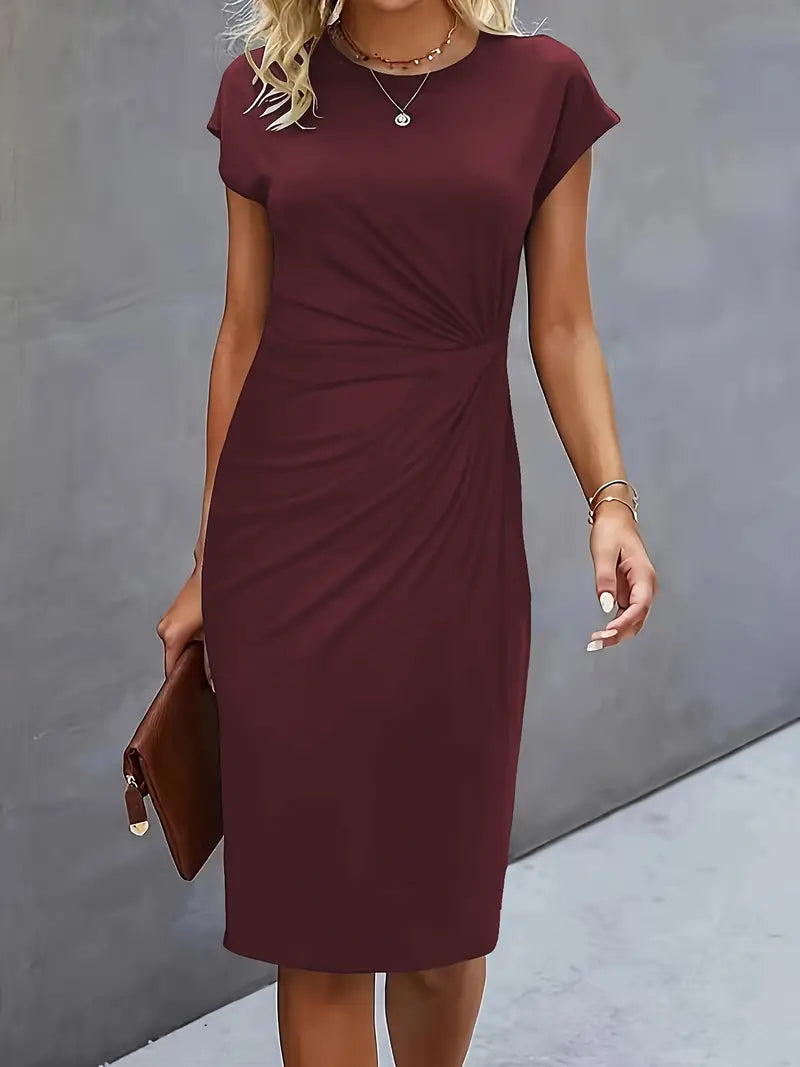 "Elegante midi jurk met zachte stof en asymmetrische plooien, capmouwtjes, geschikt voor zakelijke en casual gelegenheden."