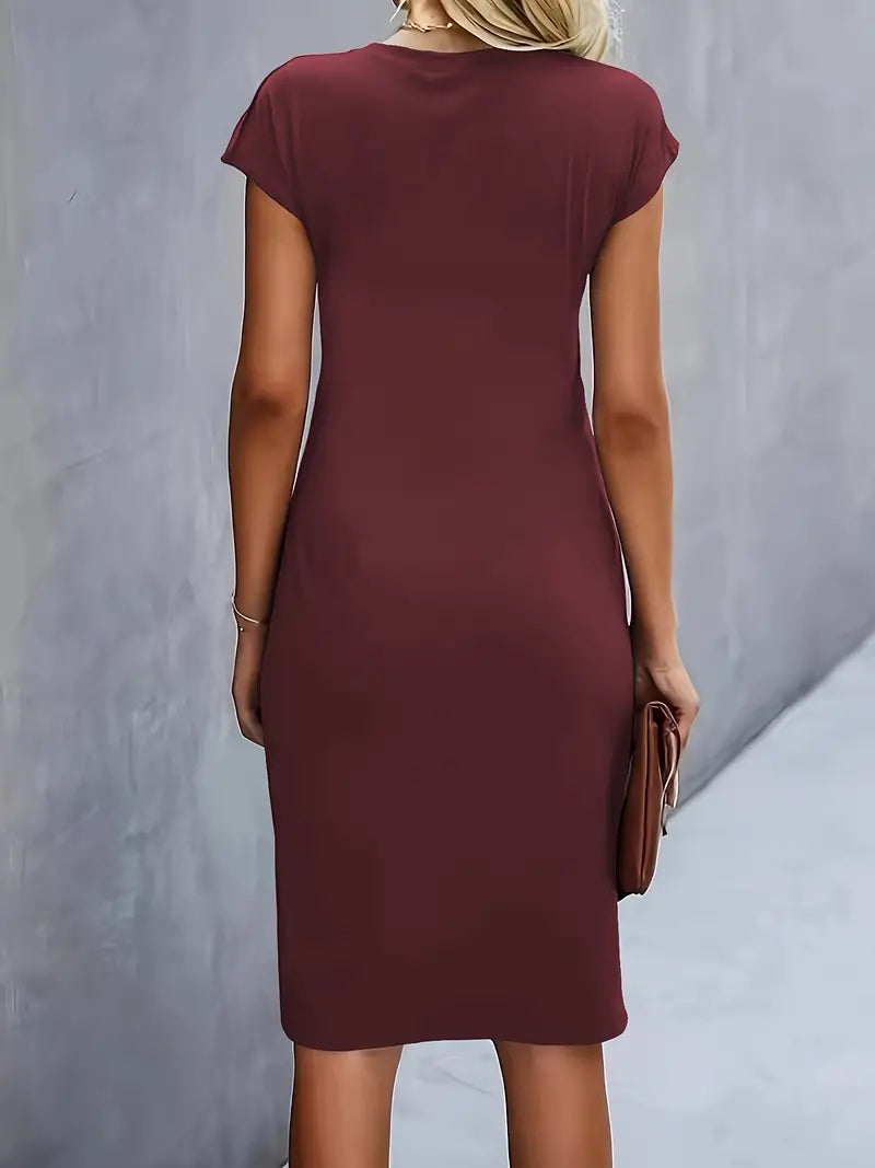 "Elegante midi jurk met zachte stof en asymmetrische plooien, capmouwtjes, geschikt voor zakelijke en casual gelegenheden."