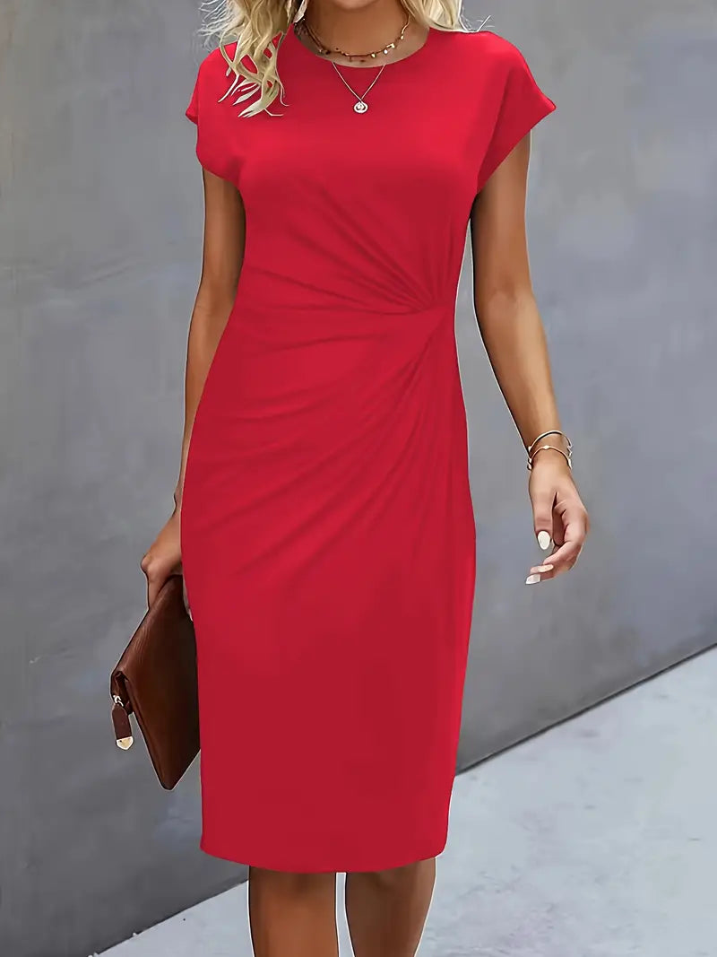 "Elegante midi jurk met zachte stof en asymmetrische plooien, capmouwtjes, geschikt voor zakelijke en casual gelegenheden."