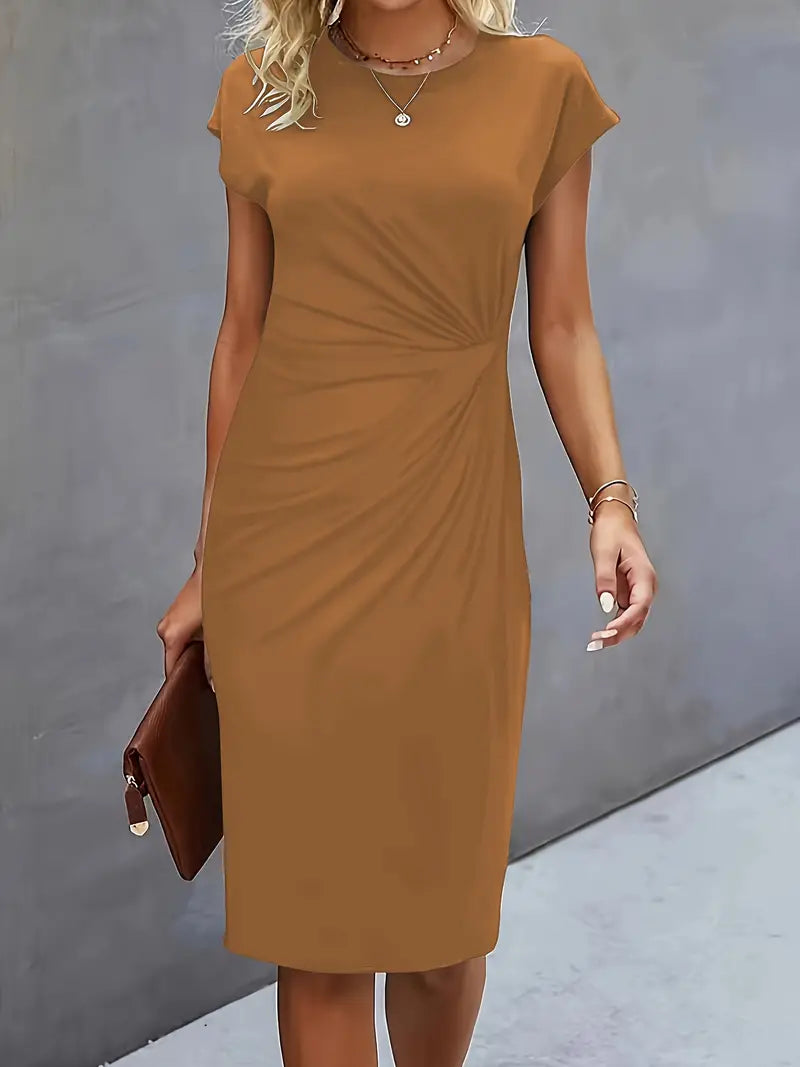"Elegante midi jurk met zachte stof en asymmetrische plooien, capmouwtjes, geschikt voor zakelijke en casual gelegenheden."